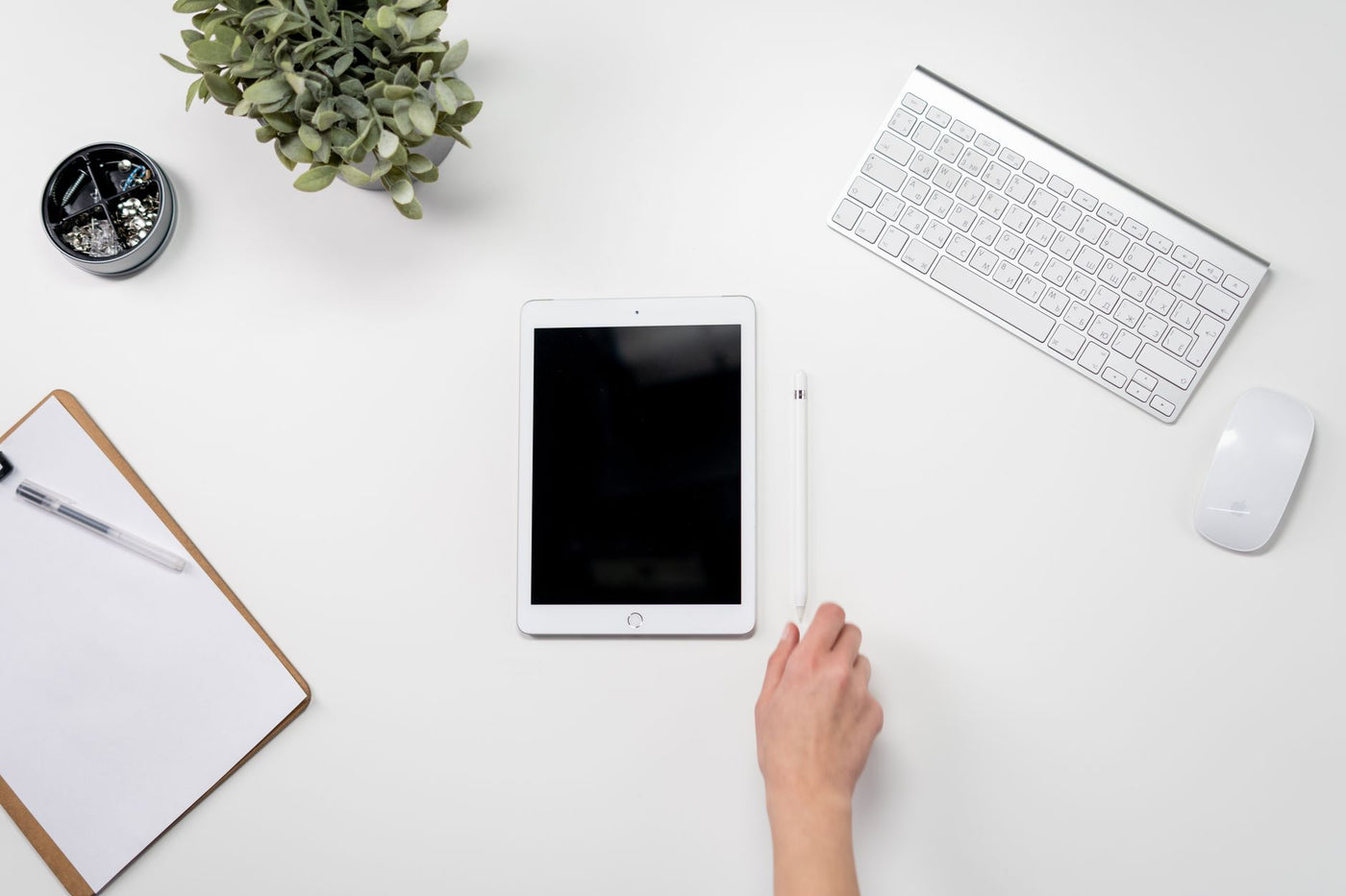 Elev cu smartphone și casti wireless, pregătit pentru școală 2026