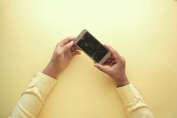 iPhone 11 second hand negru, vedere frontala si spate