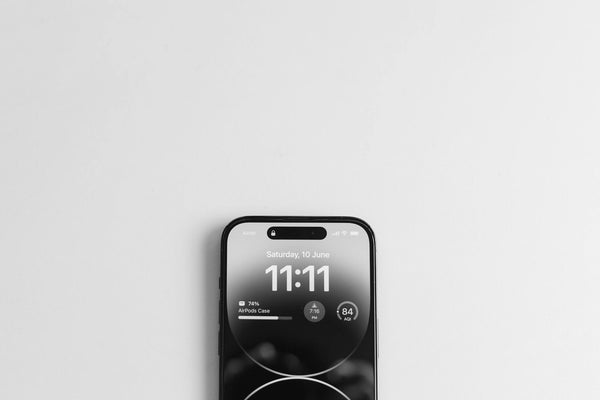 Xiaomi 15 Ultra - smartphone flagship cu design premium și cameră avansată
