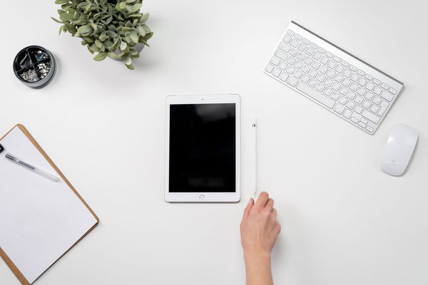 Elev cu smartphone și casti wireless, pregătit pentru școală 2026